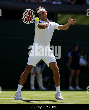 Roger Federer am Tag 1 der Wimbledon Championships in der All England Lawn Tennis und Croquet Club, Wimbledon. PRESS ASSOCIATION Foto. Bild Datum: Montag Juli 2, 2018. Siehe PA Geschichte TENNIS Wimbledon. Photo Credit: Steven Paston/PA-Kabel. Einschränkungen: Nur für den redaktionellen Gebrauch bestimmt. Keine kommerzielle Nutzung ohne vorherige schriftliche Zustimmung der AELTC. Standbild nur verwenden - keine bewegten Bilder zu emulieren. Keine Überlagerung oder Entfernung von Sponsor/ad Logos. +44 (0)1158 447447 für weitere Informationen. Stockfoto