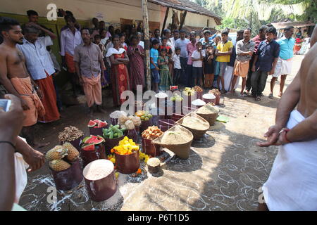 Parayeduppu in Verbindung mit machad mamangam, wo ilayad, Vertreter der Göttin bhagavathi auf den Schultern von edupanmar, Devotees visits zu segnen. Stockfoto