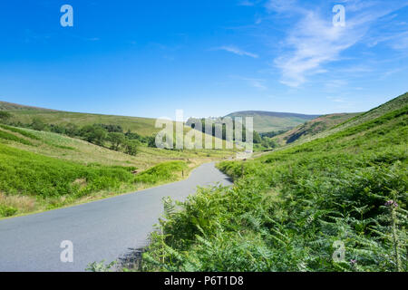 Trog von Bowland, Lancashire, ein wildes Moor Road, links Clitheroe mit Lancaster. Stockfoto