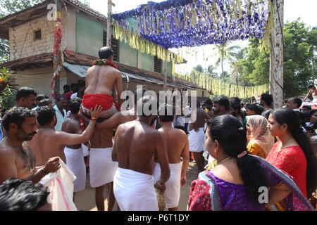 Parayeduppu in Verbindung mit machad mamangam, wo ilayad, Vertreter der Göttin bhagavathi auf den Schultern von edupanmar, Devotees visits zu segnen. Stockfoto