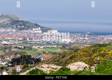 Blick aus Richtung Llandudno Deganwy Castle bleibt auf der Küste von Nordwales Stockfoto