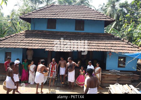 Parayeduppu in Verbindung mit machad mamangam, wo ilayad, Vertreter der Göttin bhagavathi auf den Schultern von edupanmar, Devotees visits zu segnen. Stockfoto