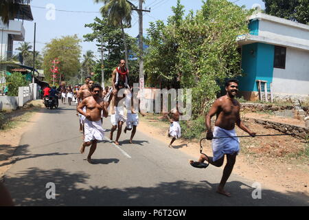 Parayeduppu in Verbindung mit machad mamangam, wo ilayad, Vertreter der Göttin bhagavathi auf den Schultern von edupanmar, Devotees visits zu segnen. Stockfoto