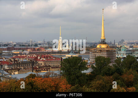 Skyline mit die Turmspitzen der Admiralität Gebäude und die Peter und Paul Kathedrale - von der St. Isaak Kathedrale in St. Petersburg, Russland Stockfoto