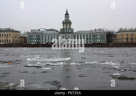 Die Kunstkamera, zunächst das Russische Museum, an einem kalten Tag im April mit noch etwas Eis Regale an der Newa, St. Petersburg, Russland Stockfoto