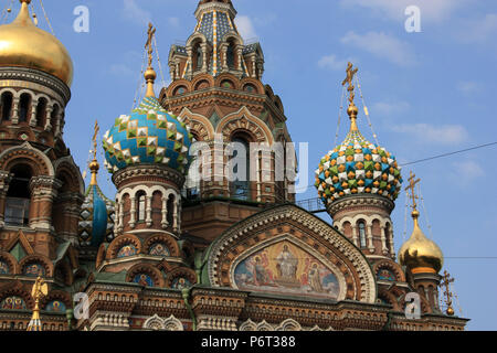 Die bunten Zwiebeltürme der Kirche des Erlösers auf verschüttetem Blut in St. Petersburg, Russland Stockfoto