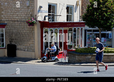 Ältere Menschen auf Mobilität scooter, Malton, North Yorkshire, England, Großbritannien Stockfoto