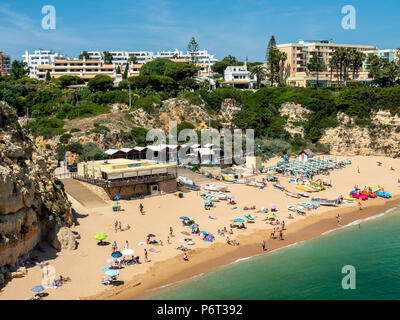 Armacao de Pera, Portugal - 14 Jun, 2018: Strand in der Nähe von Armacao de Pera, Algarve, Portugal Stockfoto