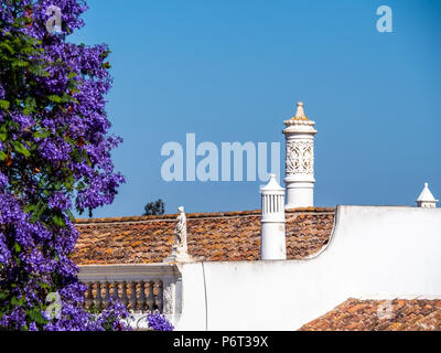 Typische dekorative Kamine auf den Dächern der Häuser, Algarve, Portugal Stockfoto