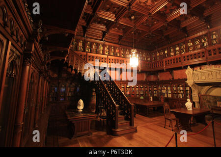 Interieur aus Holz der Bibliothek des Zaren Nikolaus II. in der Eremitage in St. Petersburg, Russland Stockfoto