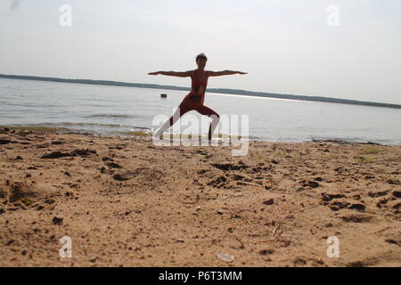 Schöne flexible aktive frau yoga auf der Natur Stockfoto