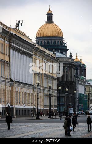 Goldene Kuppel der Isaakskathedrale in Sankt Petersburg, Russland, vom Schlossplatz gesehen Stockfoto