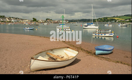 Boote in der teign Mündung in Teignmouth. Shaldon befindet sich auf dem linken Ufer und Shaldon Brücke ist im Hintergrund sichtbar Stockfoto