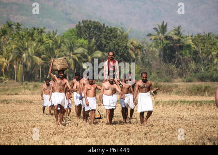 Parayeduppu in Verbindung mit machad mamangam, wo ilayad, Vertreter der Göttin bhagavathi auf den Schultern von edupanmar, Devotees visits zu segnen. Stockfoto