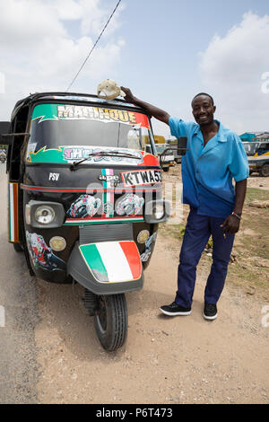 Lokale 3 wheeler Taxifahrer durch seine tuk tuk posiert, Watamu, in der Nähe von Malindi, Kenia, Afrika Stockfoto
