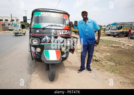 Lokale 3 wheeler Taxifahrer durch seine tuk tuk posiert, Watamu, in der Nähe von Malindi, Kenia, Afrika Stockfoto