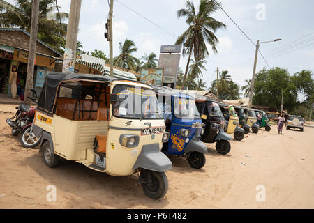 Leitung der geparkten 3 wheeler Taxis entlang der Hauptstraße, in der Nähe von Malindi, Watamu, Kenia, Afrika Stockfoto