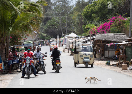 Blick auf die Straße von Watamu mit Tuk Tuk und Motorrad Taxis, Watamu, in der Nähe von Malindi, Kenia, Afrika Stockfoto