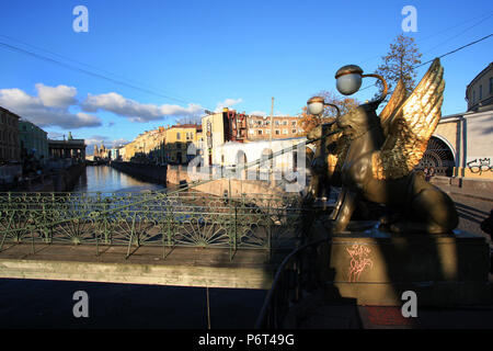 Die meisten bankovsky mit dem geflügelten Löwen Überbrückung der Griboyedov Kanal in St. Petersburg, Russland Stockfoto