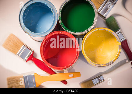 Pinsel und öffnete Lackdosen mit Farben Stockfoto