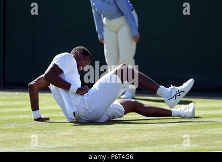 Gael Monfils rutscht während seinem Match am ersten Tag der Wimbledon Championships in der All England Lawn Tennis und Croquet Club, Wimbledon. Stockfoto