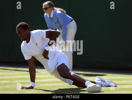 Gael Monfils rutscht während seinem Match am ersten Tag der Wimbledon Championships in der All England Lawn Tennis und Croquet Club, Wimbledon. Stockfoto