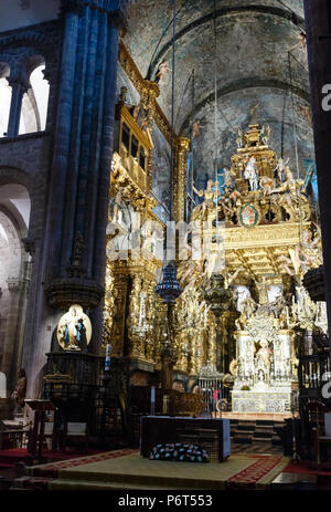 Santiago de Compostela, Spanien - 14. MAI 2016: Kathedrale Kirche innen innen Decke anzeigen. Gebäude im 12-18 Jahrhundert. Stockfoto