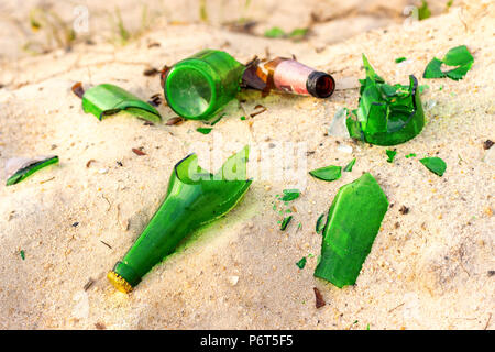 Gebrochene Bier Glas Flaschen auf einem Sand Stockfoto