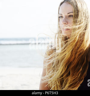 Porträt einer hübschen jungen Frau mit langen blonden Haare fliegen in den Wind Stockfoto