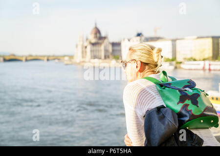 Eine Frau tourist genießt die Aussicht auf die Donau in Budapest, Ungarn Stockfoto