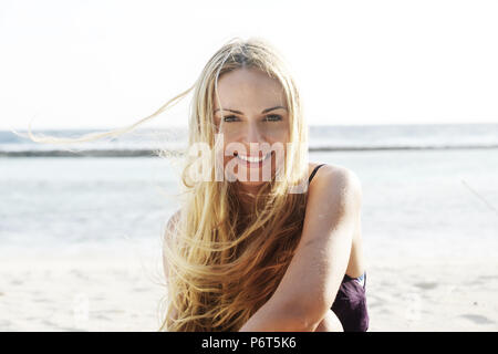 Porträt einer hübschen jungen Frau mit langen blonden Haare fliegen in den Wind Stockfoto