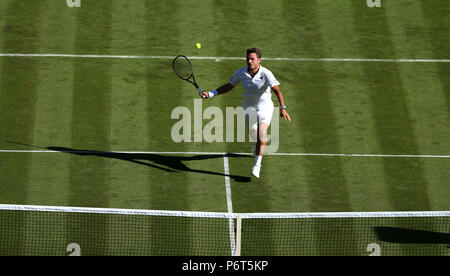 Stan Wawrinka am ersten Tag der Wimbledon Championships im All England Lawn Tennis and Croquet Club, Wimbledon. DRÜCKEN SIE VERBANDSFOTO. Bilddatum: Montag, 2. Juli 2018. Siehe PA Geschichte Tennis Wimbledon. Bildnachweis sollte lauten: Steven Paston/PA Wire. EINSCHRÄNKUNGEN: Nur für redaktionelle Zwecke. Keine kommerzielle Nutzung ohne vorherige schriftliche Zustimmung des AELTC. Nur für Standbilder – keine bewegten Bilder, die Broadcast emulieren können. Keine Überlagerung oder Entfernung von Sponsoren-/Werbelogos. Weitere Informationen erhalten Sie unter +44 (0)1158 447447. Stockfoto