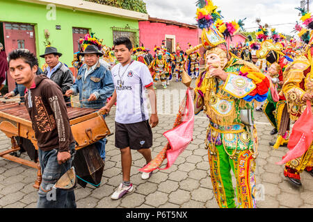 Parramos, Guatemala - Dezember 28, 2016: Marimba Musiker & traditionelle Volkstänzer in spanischen Eroberer Masken & Kostüme in der Nähe von Antigua Stockfoto