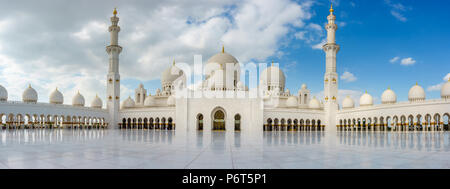 Panoramablick auf innere Hof Sheikh Zayed Moschee in Abu Dhabi, VAE Stockfoto