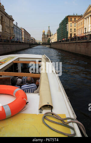 Die bunten Zwiebeltürme der Kirche des Erlösers auf verschüttetem Blut in St. Petersburg, Russland, vom Deck eines sightseeing tour Boot aus gesehen Stockfoto