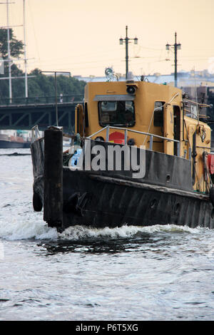 Klatschte-out tugboat Kreuzfahrt entlang auf der Newa durch St. Petersburg, Russland Stockfoto