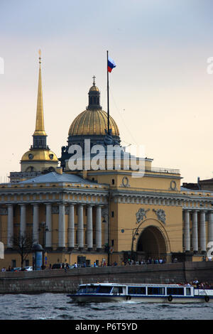 Ein Schiff vor der Admiralty Building und der Isaakskathedrale in Sankt Petersburg, Russland Stockfoto