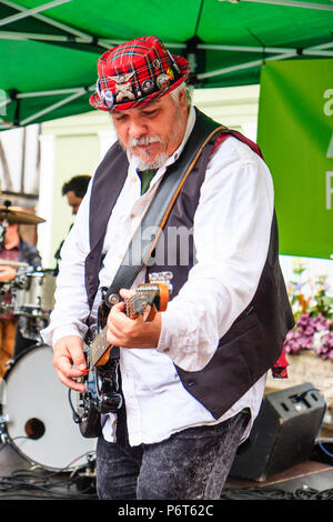 - Nahaufnahme, Taille, kaukasischer Mann, 40s, E-Gitarre spielen bei Open-air-Konzert. Fred Rok der Französischen folk rock Band Triskelles am Sandwich Stadt, Großbritannien Stockfoto