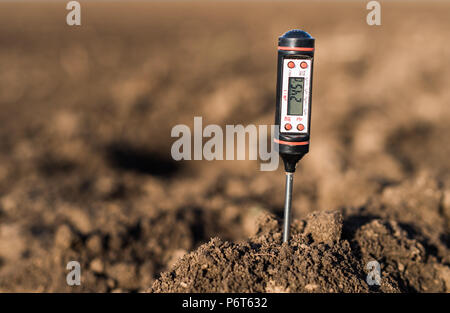 Boden meter für gemessener PH-Wert, Temperatur und Feuchtigkeit in das Feld Stockfoto