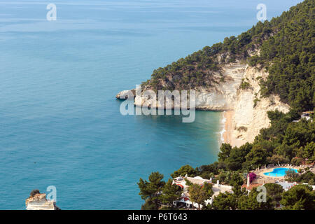 Vieste, Italien - Juni 06, 2017: Malerische Inseln Faraglioni di Puglia im Sommer Adria Bucht Baia Delle Zagare (Halbinsel Gargano, Apulien) Stockfoto