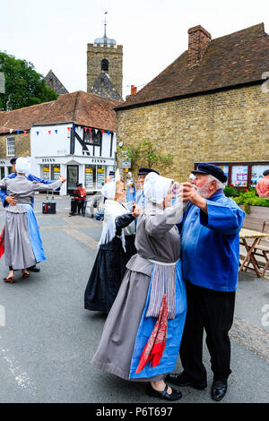 Ältere Männer und Frauen aus der Französischen Tanzgruppe, Les Soleils Boulonnais, Tanzen auf der Straße bei der Sandwich Stadt Le Wochenende französischen Festival. Stockfoto