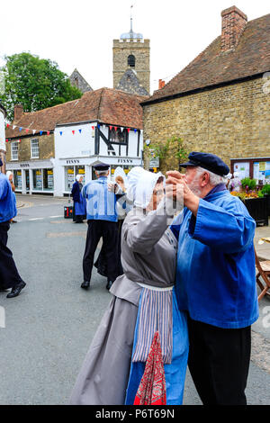 Ältere Männer und Frauen aus der Französischen Tanzgruppe, Les Soleils Boulonnais, Tanzen auf der Straße bei der Sandwich Stadt Le Wochenende französischen Festival. Stockfoto