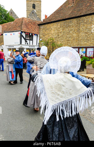 Ältere Männer und Frauen aus der Französischen Tanzgruppe, Les Soleils Boulonnais, Tanzen auf der Straße bei der Sandwich Stadt Le Wochenende französischen Festival. Stockfoto