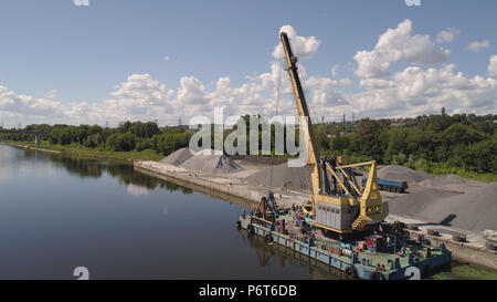 Luftaufnahme großen Kran ein Bagger Barge montiert. Bagger auf dem Fluss zum Entladen und Laden von Sand und Geröll. Stockfoto