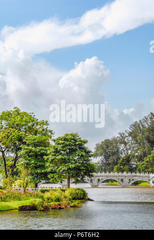 Singapur. Chinesischer Garten, umgeben von üppigem Grün und eine traditionelle weiße Brücke umgeben Stockfoto