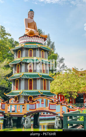 Tiger Balm (Haw Par Villa) Garten, Singapur, farbenfrohen Pagoden und Figuren in die Schildkröte Teich Stockfoto