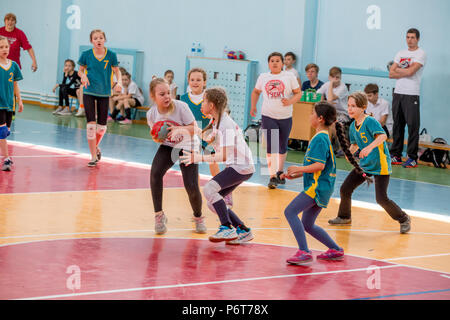 Russland, Wladiwostok, 04/28/2018. Kinder spielen Handball indoor. Sport und körperliche Aktivität. Ausbildung und Sport für Kinder. Stockfoto