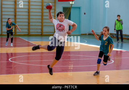 Russland, Wladiwostok, 04/28/2018. Kinder spielen Handball indoor. Sport und körperliche Aktivität. Ausbildung und Sport für Kinder. Stockfoto