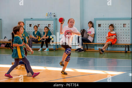 Russland, Wladiwostok, 04/28/2018. Kinder spielen Handball indoor. Sport und körperliche Aktivität. Ausbildung und Sport für Kinder. Stockfoto