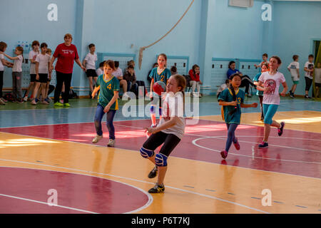 Russland, Wladiwostok, 04/28/2018. Kinder spielen Handball indoor. Sport und körperliche Aktivität. Ausbildung und Sport für Kinder. Stockfoto